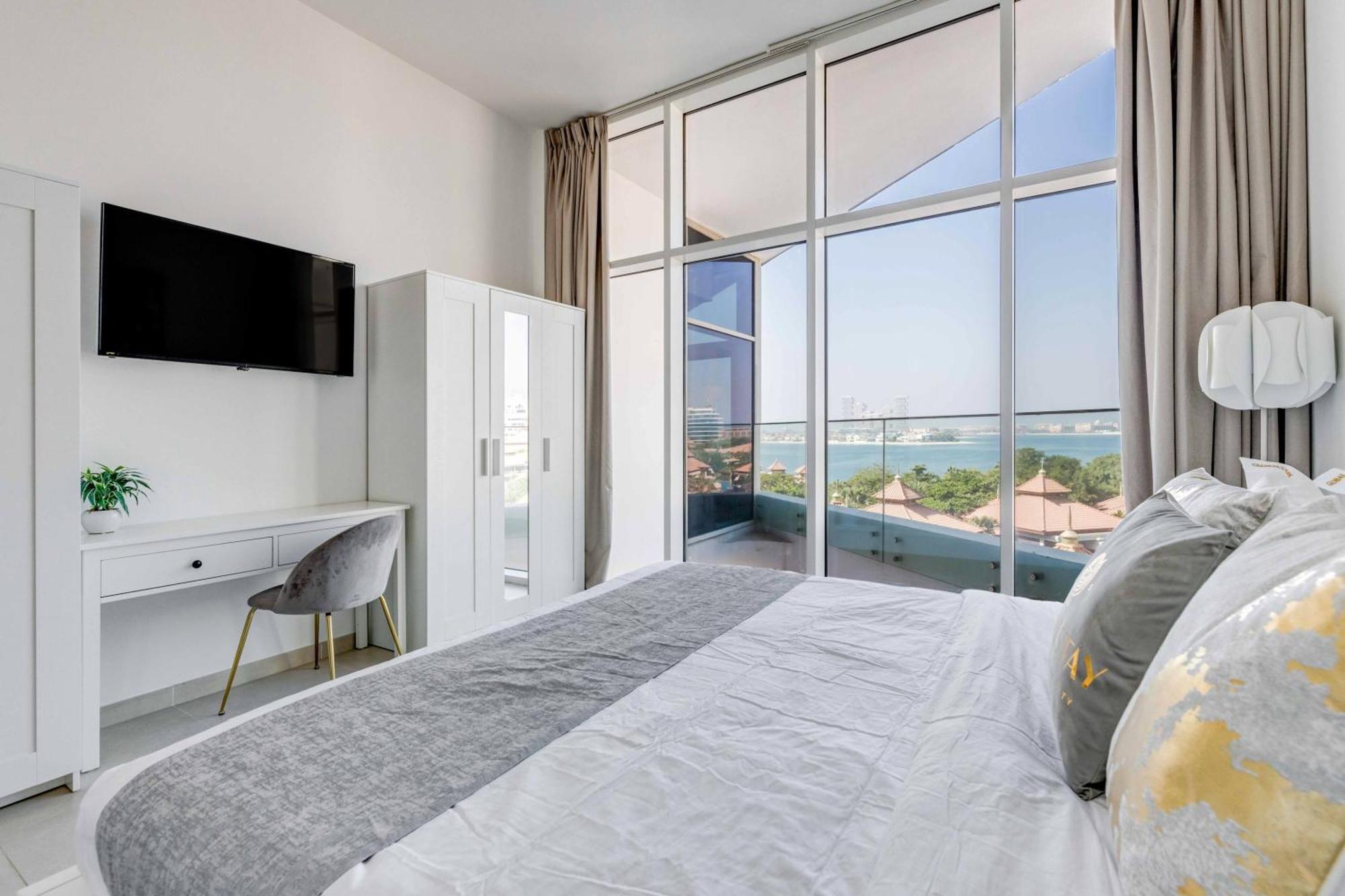 Luxury Azizi Mina Beachfront Apartments Дубай Екстериор снимка
