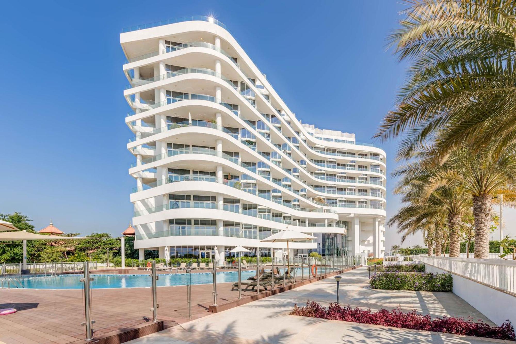 Luxury Azizi Mina Beachfront Apartments Дубай Екстериор снимка