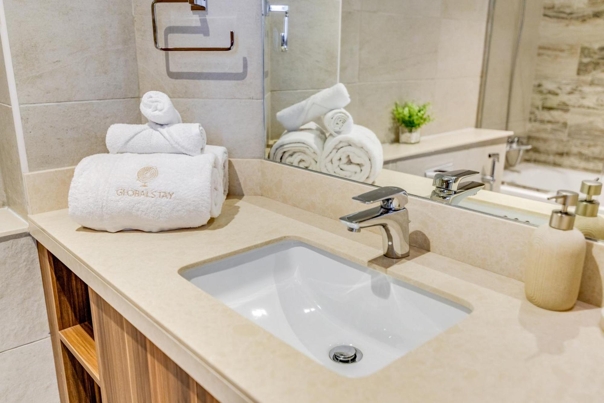 Luxury Azizi Mina Beachfront Apartments Дубай Екстериор снимка